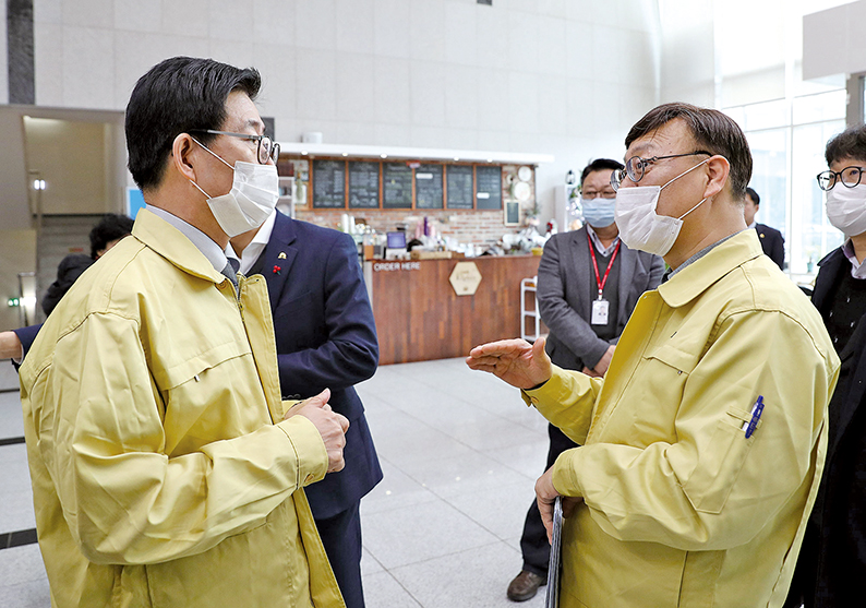 양승조 지사가 지난 29일 공주의료원을 찾아 관계자에게서 감염병 의료체계를 보고 받고 있다.
