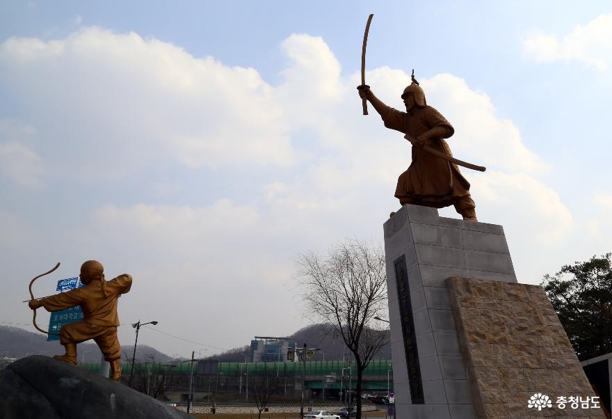 천안시 동남구 삼거리공원 인근의 충무공 김시민장군 동상. 천안시청 제공