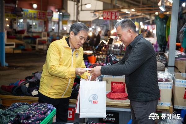 한국서부발전 김병숙 사장이 충남 태안군 서부시장에서 태안사랑 상품권을 이용하여 물품을 구입하고 있다.   