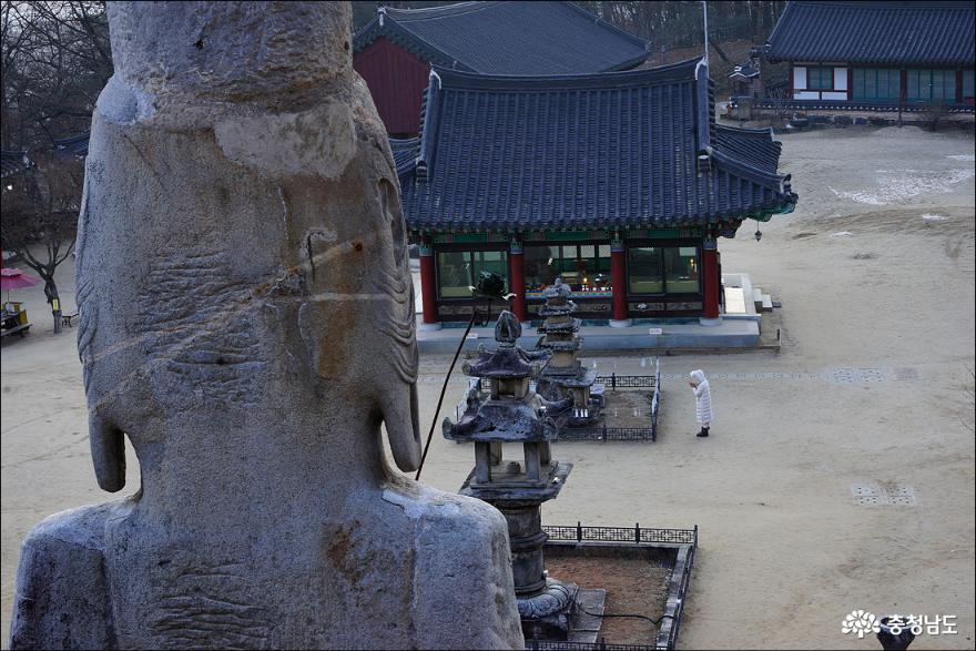 새벽에 다시 찾은 관촉사 입니다. 관촉사와 논산 벌판에 붉게 물들이는 여명이 참으로 아름답습니다.