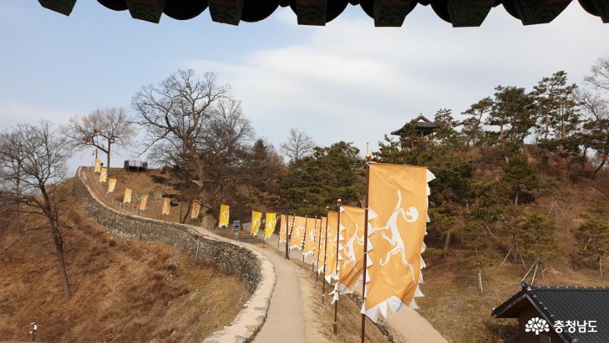 금서루 주변의 깃발