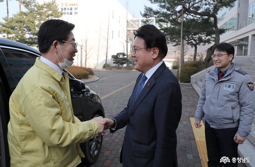 양승조 지사, 아산 임시생활시설 근무 경찰관 격려 4