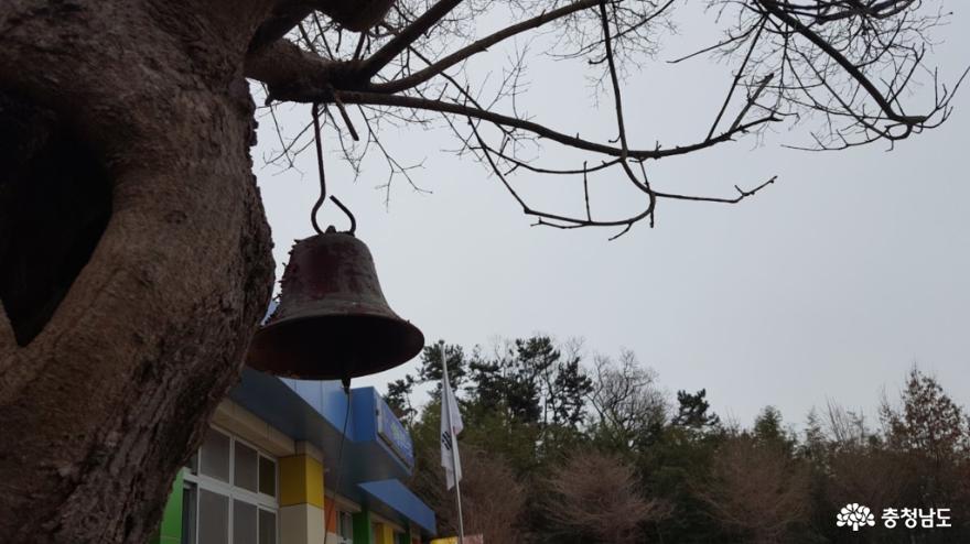  지금은 상징으로 남아 있는 학교종이 나무에 매달려 있다. 