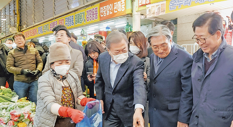 아산 온양온천 전통시장을 찾은 文대통령 문재인 대통령이 지난 9일 아산 코로나19 임시생활시설을 방문해 주민과 간담회를 가진 뒤 온양온천 전통시장을 찾아 상인들을 격려하고 있다. 이날 양승조 충남지사는 문대통령에게 아산과 충남의 지역경제 활성화를 위한 정부의 각별한 배려와 지원을 요청했다. 사진/맹철영 frend2@korea.kr