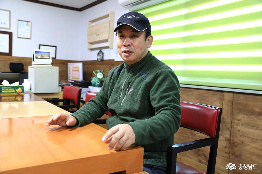 도민리포터와 인터뷰를 진행중인 서유채 강성탁 대표