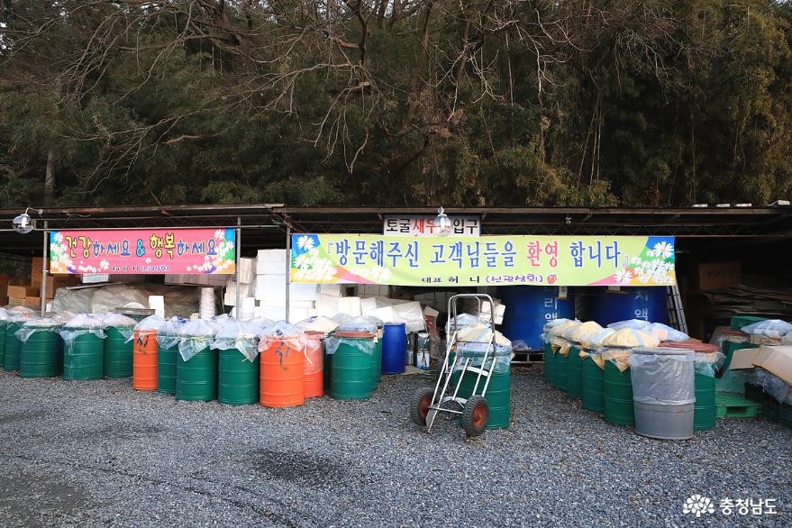 토굴로 들어가기 전, 새우젓 통이 즐비하게 늘어서 있다.