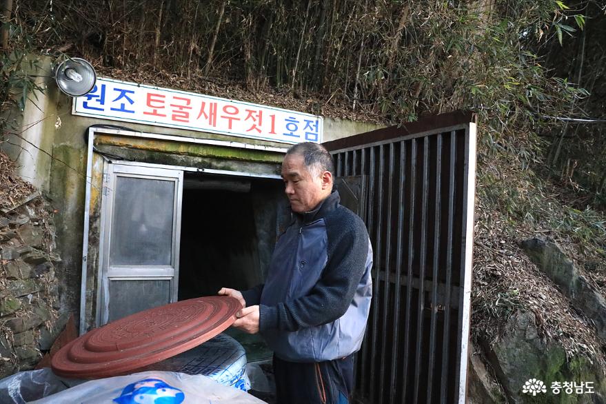 토굴 앞에서 설명을 해주는 허니 대표