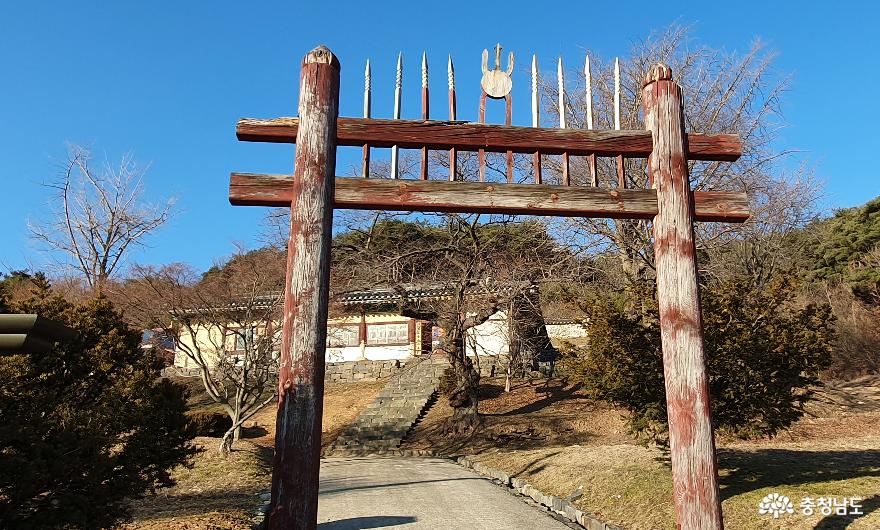 덕산향교 홍살문.