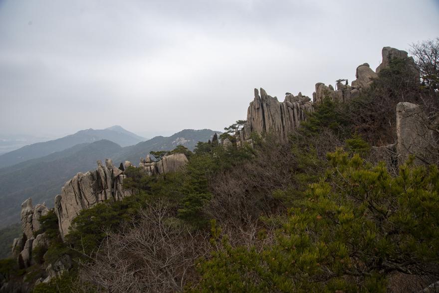 용봉산 악귀봉에서 바라본 기암괴석