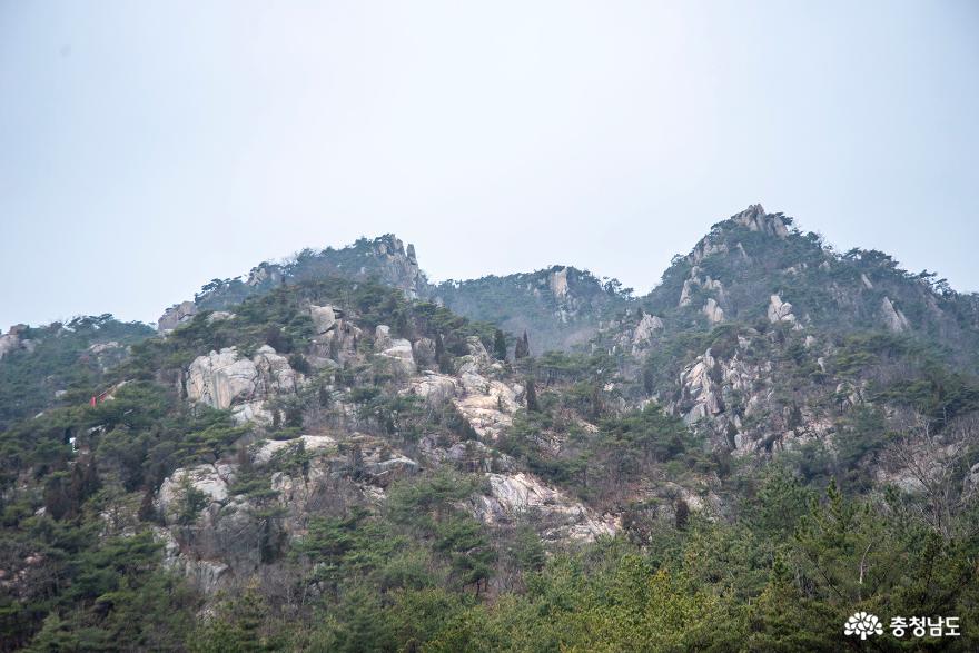 용봉산 산림휴양관에서 올려다 보는 용봉산의 모습