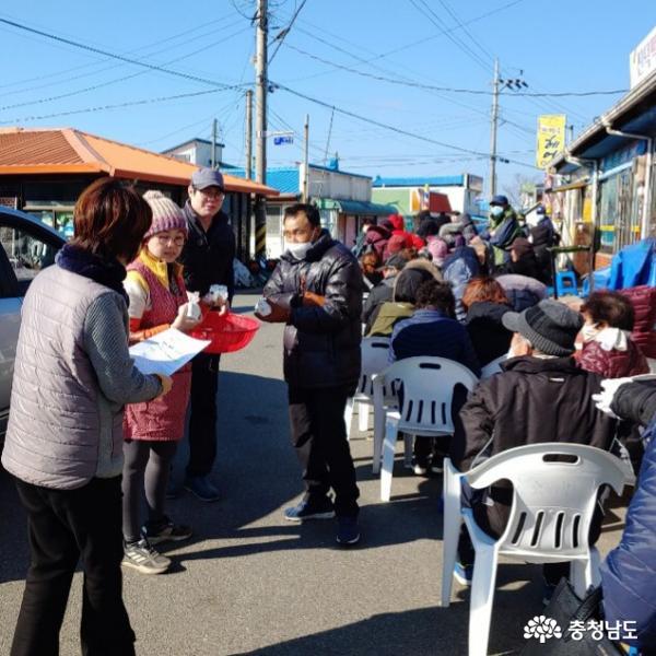 지난 6일, 태안 소원우체국(국장 이정란)은 소원면(면장 김종식)과 협력하여 공적마스크 구매 대기 중인 주민들이 편하게 앉아서 기다릴 수 있도록 간이 의자를 준비했다.