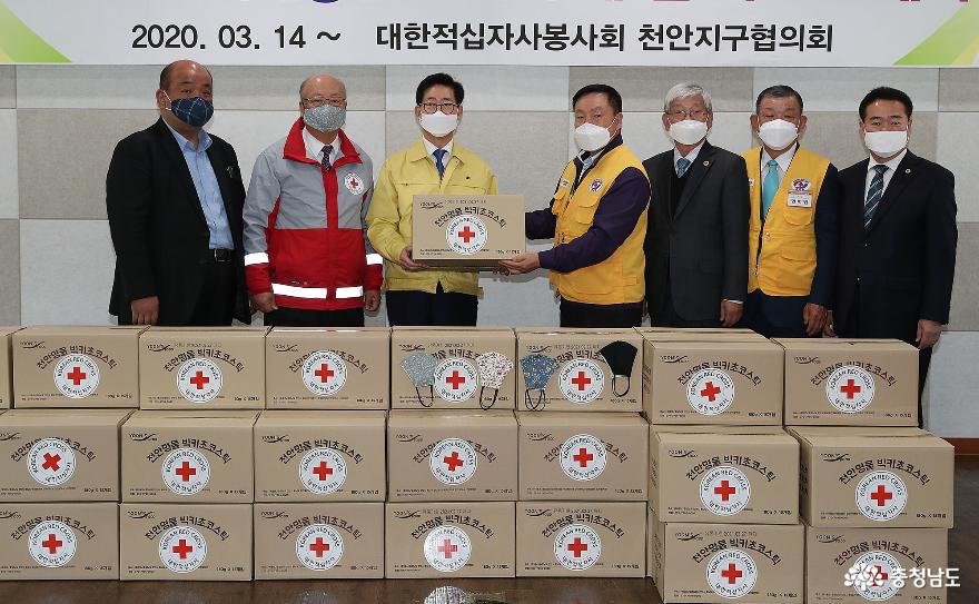 면 마스크 제작 현장 찾아 봉사활동 펼쳐 2