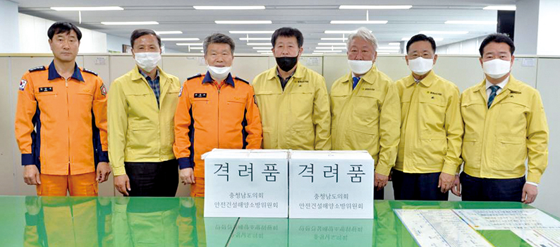 안전건설해양소방위원회가 119광역기동단을 찾아 격려품을 전달했다.