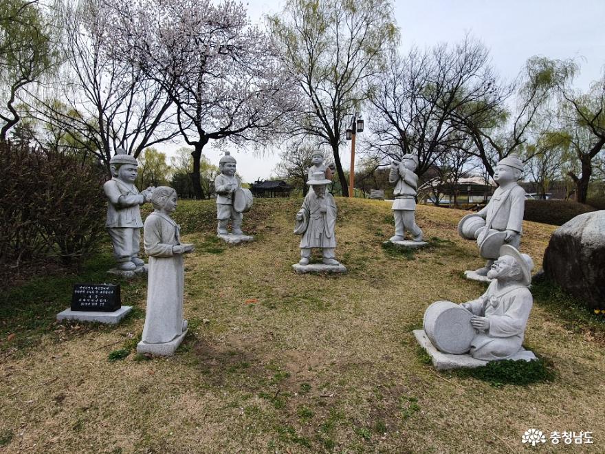 버들나무가 많은 천안 제1경 삼거리공원 사진