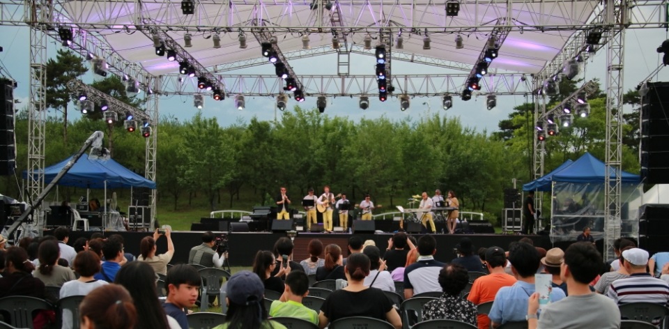 ‘피카소밴드’가 충청남도에서 공모한 ‘2020년 찾아가는 버스킹 공연’단체로 선정됐다. 사진은 2019년 금강여름축제 공연 장면