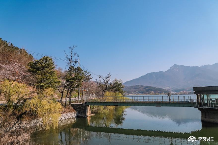 계룡산을 바라보며 산책, 공주 계룡저수지