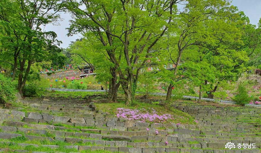 여름철이면 산사음악회가 열리는 천안 성불사 주차장 석축.