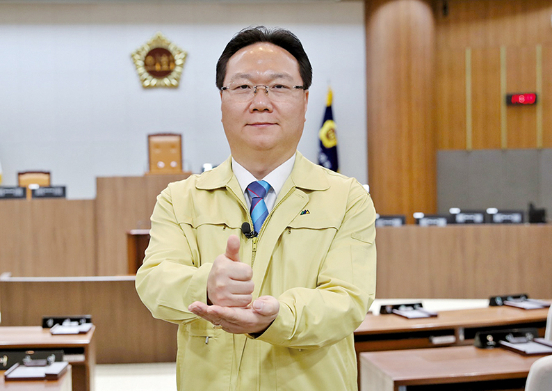 충남도의회 유병국 의장은 지난달 29일 코로나19로 지친 의료진들을 응원하기 위한 ‘덕분에 챌린지’에 동참했다.