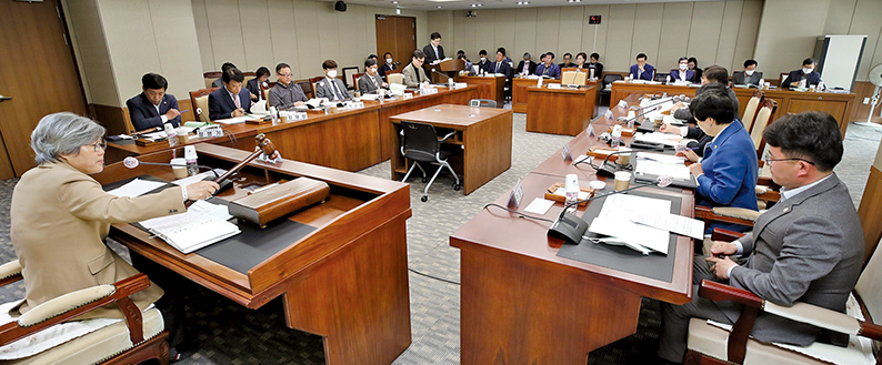 충남도의회 정책위원회는 지난달 29일 회의를 열고 노인돌봄서비스 모델 개발, 충남형 방과후 초등돌봄 통합체계 구축 등 4개 연구용역 과제를 선정했다.