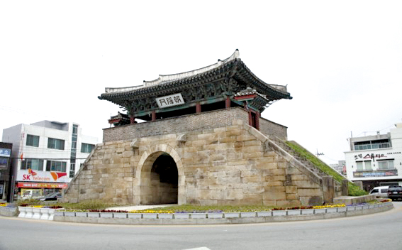 백야 김좌진은 김복한 장군이 이끌었던 홍주의병 전투를 보며 항일 투쟁 정신을 일깨웠다. 사진은 홍주의병전투지였던 홍주성 조양문.