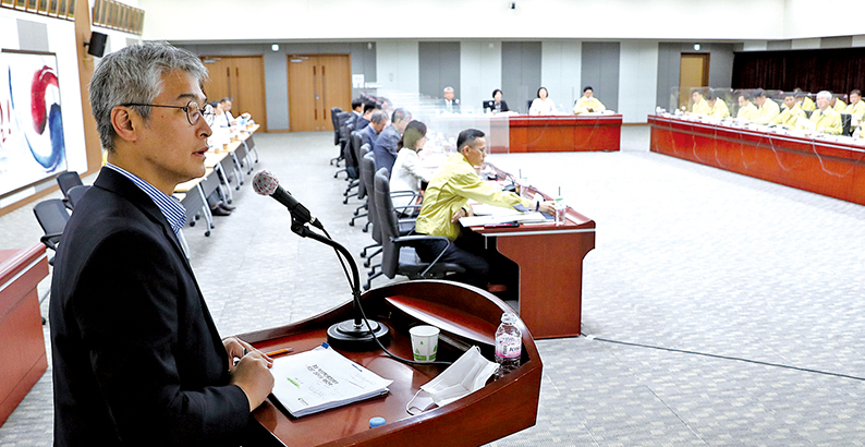 지난 7일 충남도청 대회의실에서 열린 ‘포스트 코로나19 대응 비상경제상황 점검회의’에서 코로나19 이후 경제체제 변화에 대한 도 차원의 대응 방향과 분야별 사업 방안을 논의하고 있다.