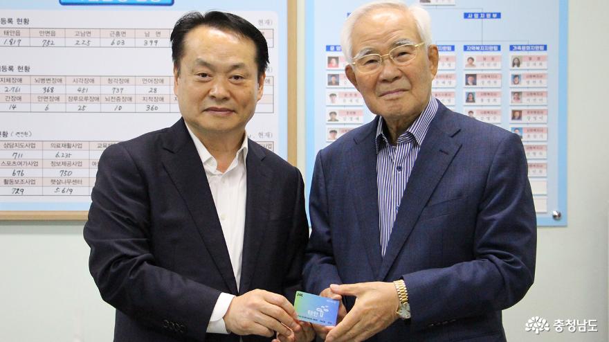 김언석 위원장(사진 오른쪽)이 재난지원금 체크카드를 이종만 관장에게 전달하고 있다.