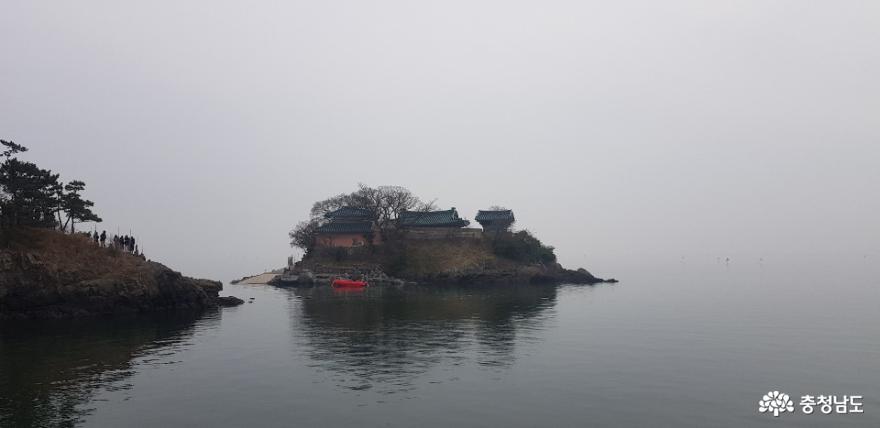 간월암. 흐린날씨와 회색빛 바다 빛이 고요한 분위기를 자아냅니다