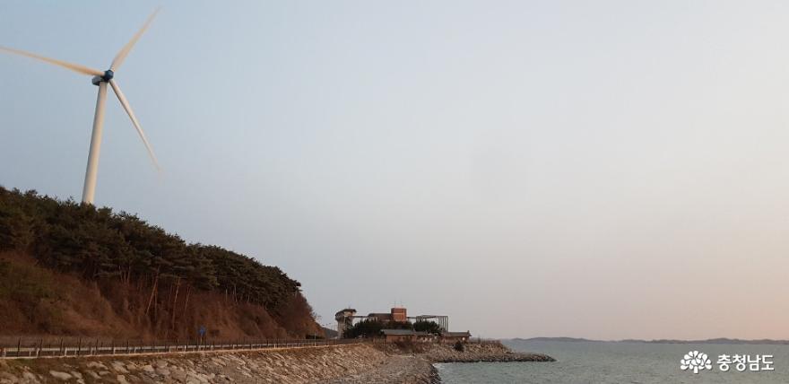 남당리 해안도로를 달리던 중 만난 풍력 발전기