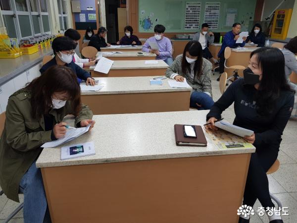 ▲ 인지초등학교, 코로나19 대응 등교개학을 준비하는 교직원 연수 모습	 