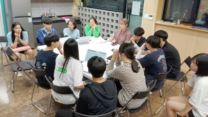 지난해 인삼축제청소년마당을 준비중인 지역 청소년기획단의 모습.