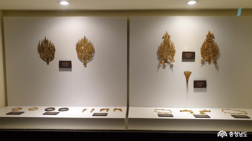 송산리고분군 전시관에 전시된 무령왕과 왕비의 금제관식 등 유물의 일부