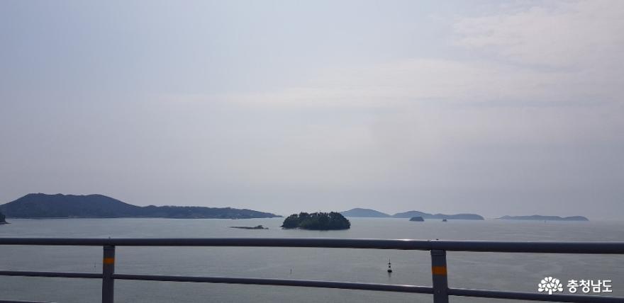 안면원산대교 위에서 바라본 주변의 바다 풍경