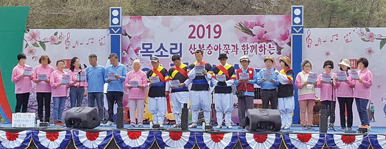 목소리마을 에코예술제 충남 금산군 목소리마을은 작목반·생태지킴이·목소도원카페 운영과 에코예술제 개최 등 공동체 활동을 통해 주민 간의 화합을 다지고 있다. 사진은 목소리마을 에코예술제에서 주민들이 화합의 노래를 부르고 있다.