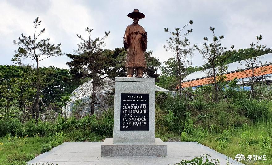 충헌사 인근의 어사 박문수 동상.