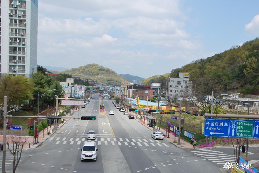 ▲ 공주시 우금티로에 위치한 육교에서 바라본 옥룡동 일대로 멀리 공주공산성의 일부분이 보인다.