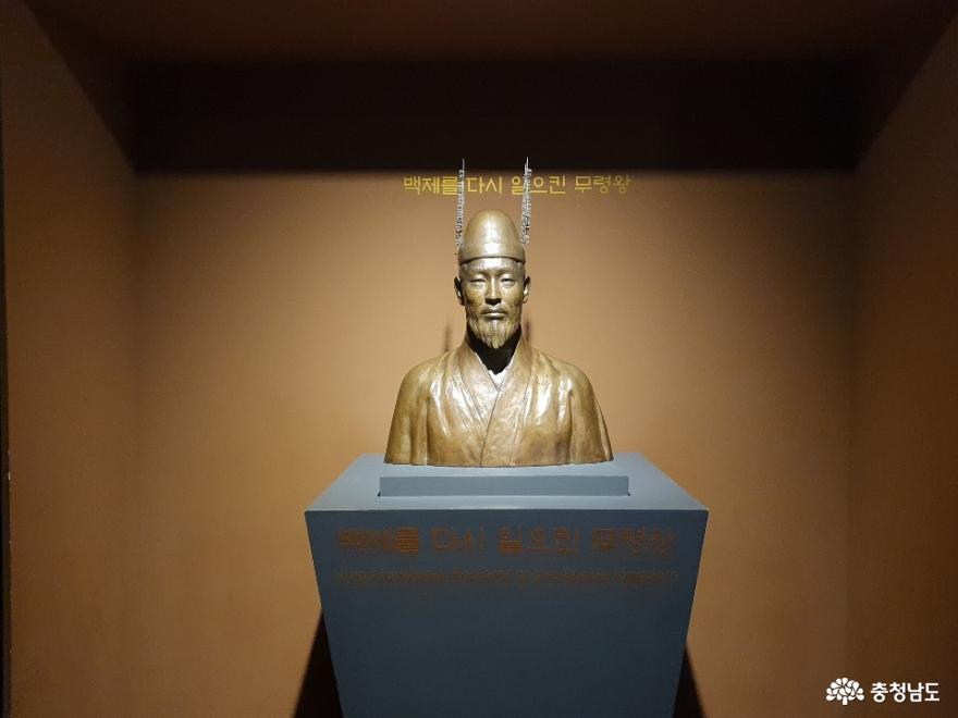 백제의 역사와 문화를 살펴볼 수 있는 송산리고분군 사진