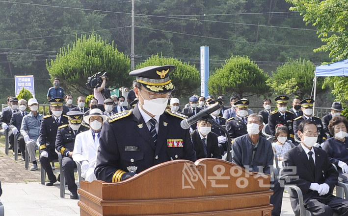  아산경찰서 김종관 서장이 추모사를 하고 있다.