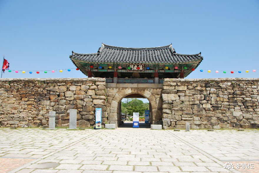 성문의 유형은 홍예식· 평거식 · 개거식· 현문식 성문이 있는데, 주 출입문이 남문은 아치형의 홍예문으로 이루어져 있다.