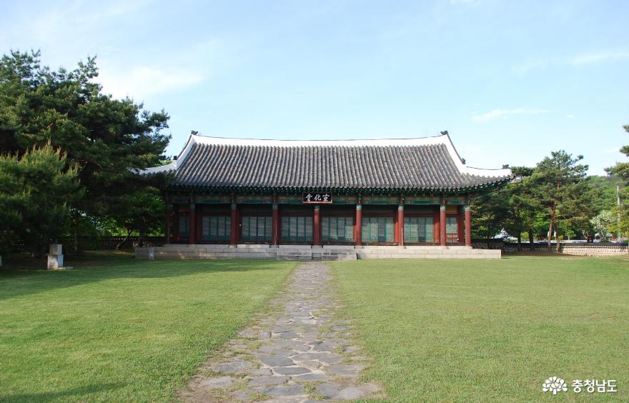 충청감영 복원지_선화당(감영):선화당은 본래 감영이 있던 '공주대학교 사범대학 부설고등학교' 자리했으나, 1932년에 충남도청이 이전하면서 본래의 기능은 상실했다. 1937년 현재의 '충남역사박물관' 부지 내로 옮겨져 박물관의 전시실로 사용되다가 1992년 현재의 위치로 옮겨 세워졌다.