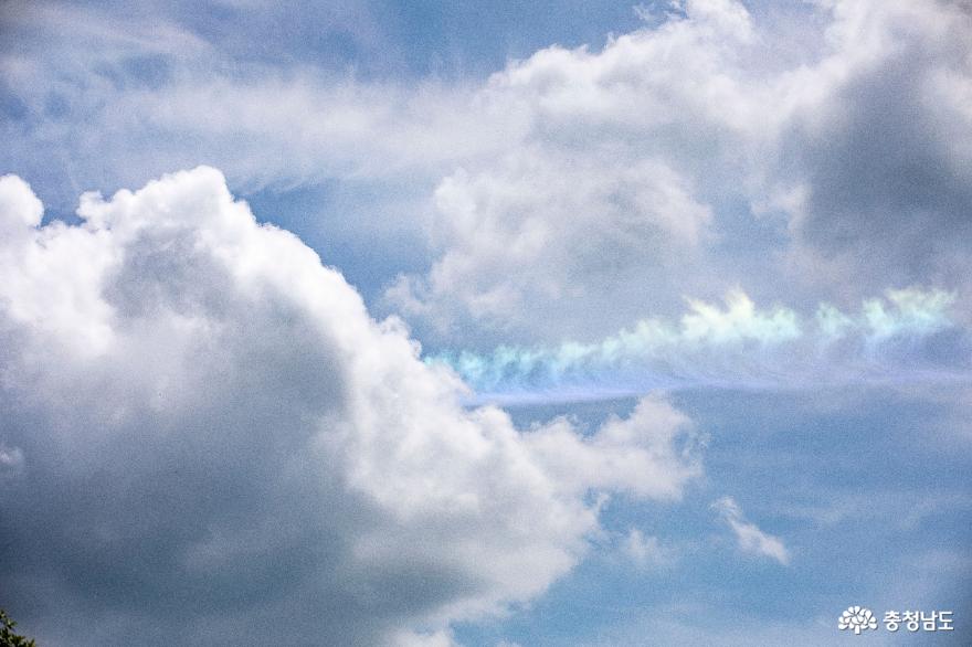 하늘을 캔버스 삼아 구름이 그림을 그린다, 흩어젓다 모였다를 반복하며 알수 없는 이상한 형상의 추상화를 그리고 있다.