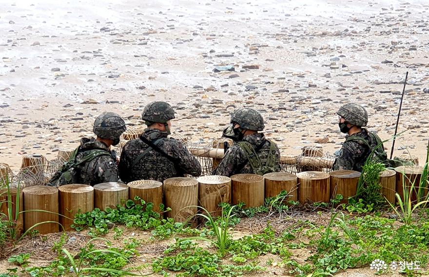 지난 5월 25일 충남 태안군 소원면 의항리 해변에서 군인들이 경계 근무를 하고 있다. 이 해변은 같은 달 23일 밀입국 중국인들이 타고 온 소형 보트가 발견된 지점이다.  