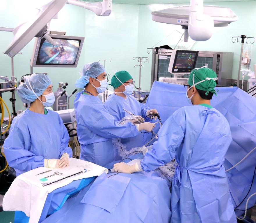 단국대병원 의료팀이 폐암수술을 진행하고 있다.