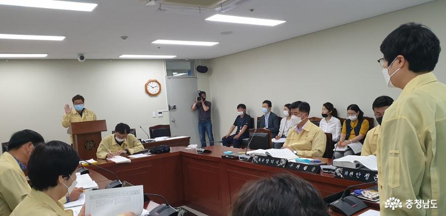 아산시 홍보담당관실 오효근 과장이 12일 오전 행정사무감사 시작 전 김희영 기획위원장에게 선서를 하고 있다.