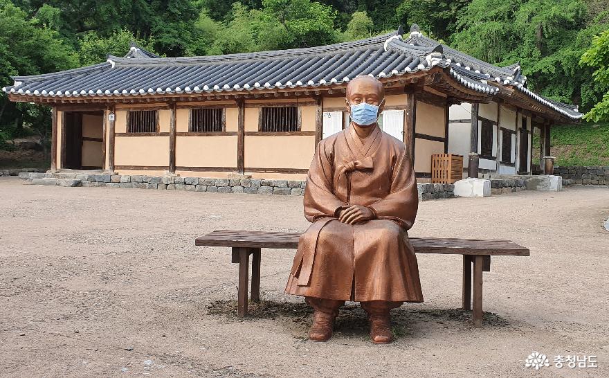 석오 이동녕 생가지의 포토존 석오 좌상.