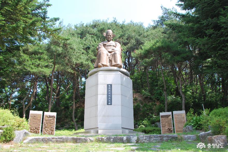 시멘트동상 이전 후,칠갑산도립공원에 다시 만들어 세워진 면암 선생의 동상