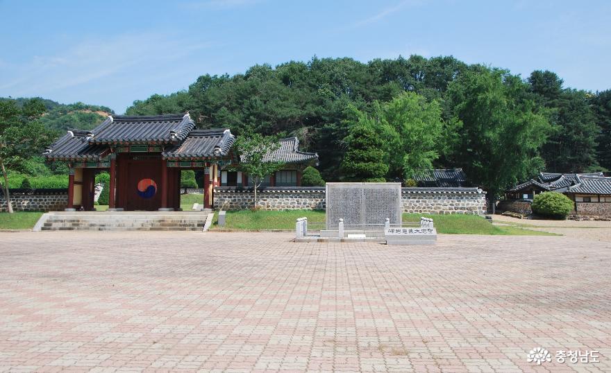 성충사 전경