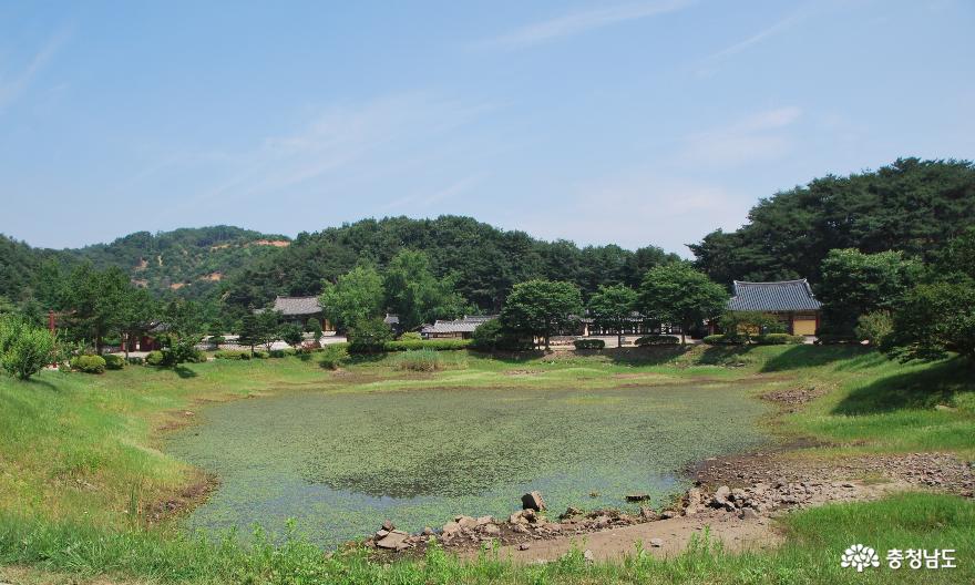 연못 너머에서 바라본 모덕사 전경