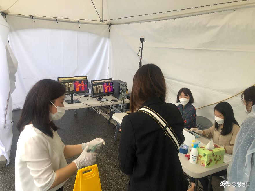 열화상카메라로 입실전 참가선수에게 사전명단을 받아 열화상 카메라로 발열체크하는 모습