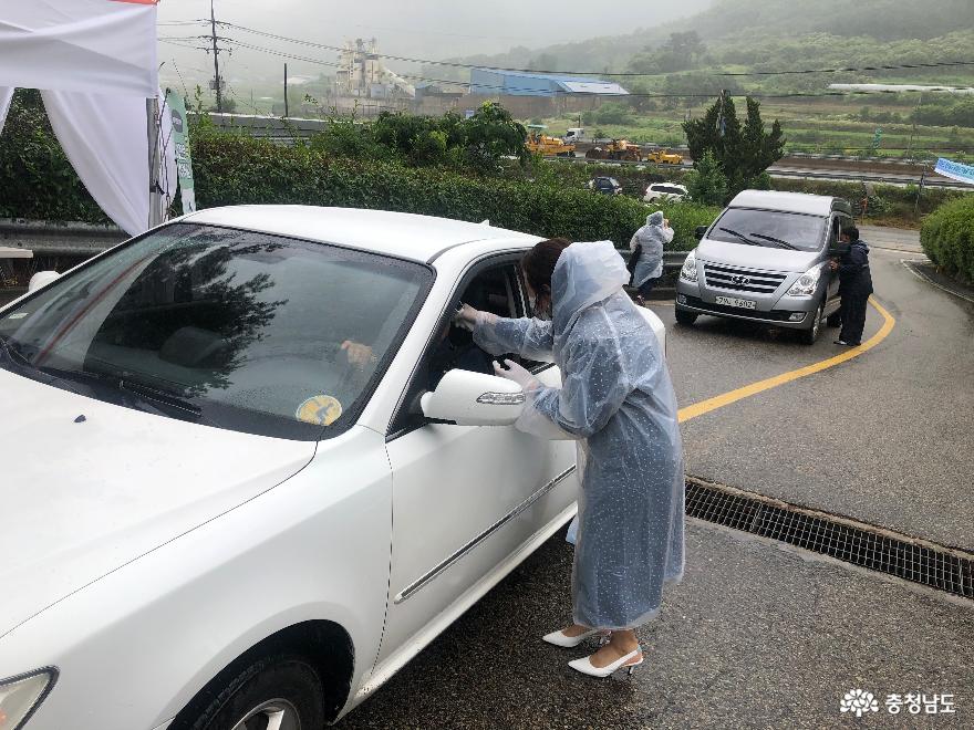 차에서 못내리는 중증장애인또는 기술위원들을 드라이브스루로 비대면 발열체크하는 모습