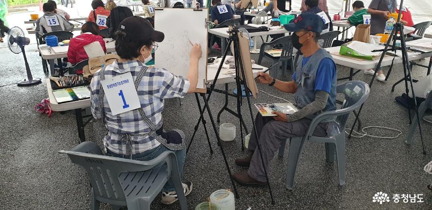 주제에 맞게 열적정으로 그리고있는 그림에 참가한 참가자